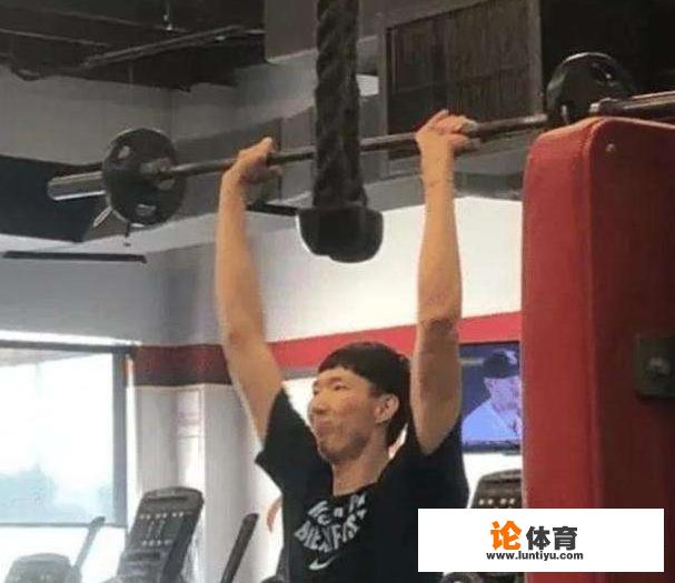 近日，王哲林在个人媒体晒出训练视频，高举最大号哑铃还面带笑容，对此你怎么看？