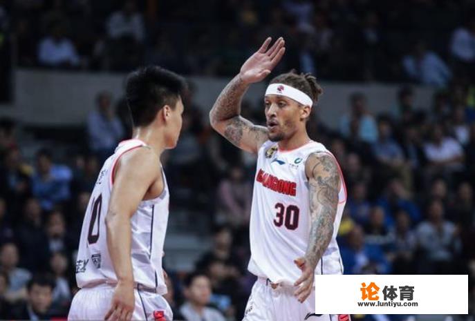 为啥广东宏远的比斯利在cba比赛中得分如此轻松，可在nba却连上场的机会都没有？