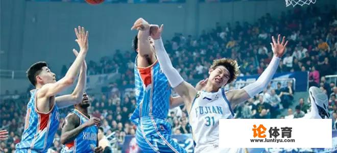 王哲林为什么被选中了却不去nba？