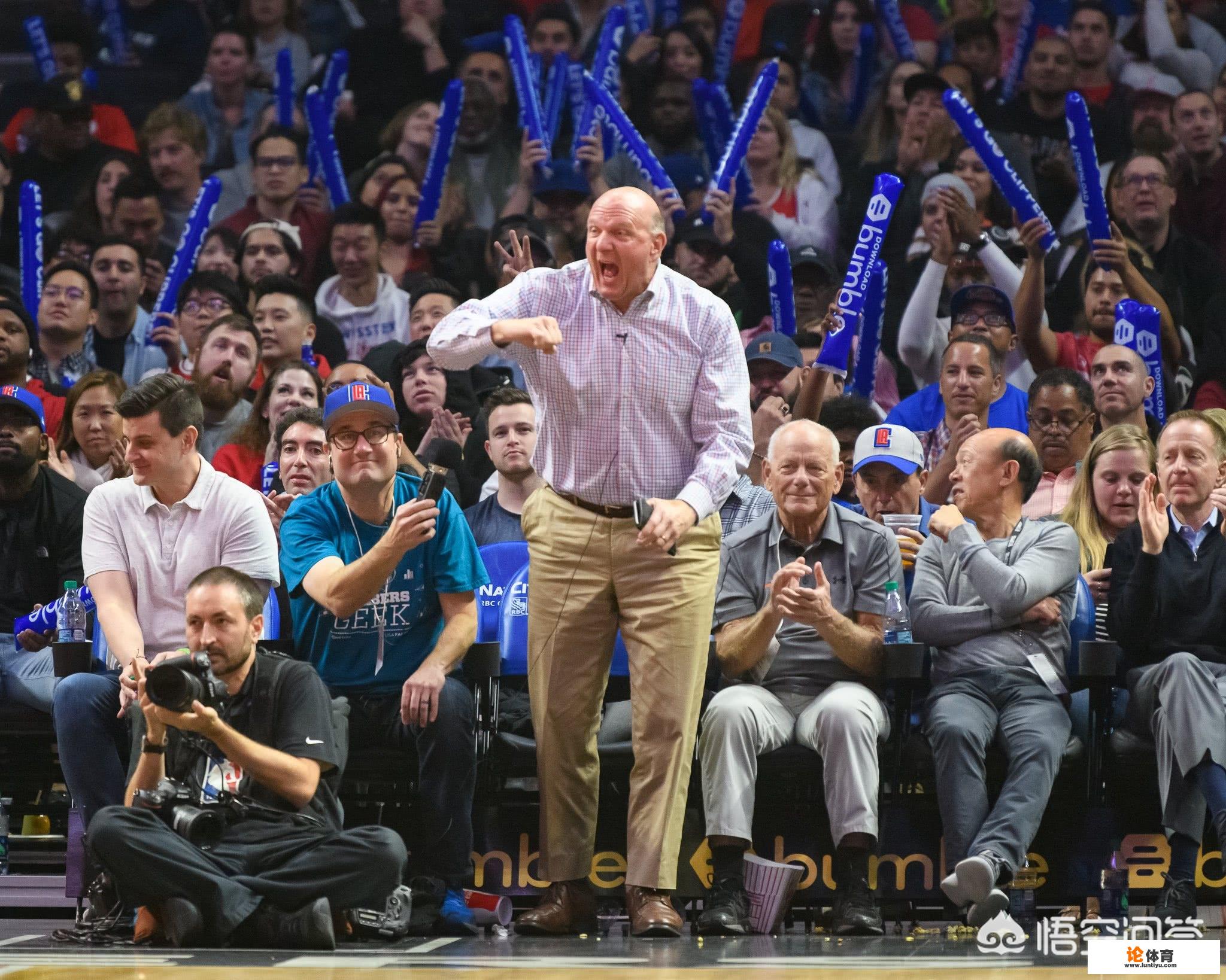 季后赛最抢镜老板诞生,快船老板鲍尔默身价是库班10倍却同样热爱篮球,你如何评价? 季后赛最抢镜老板诞生,快船老板鲍尔默身价是库班10倍却同样热爱篮球,你如何评价?