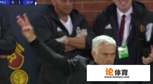 主场输尤文穆里尼奥又现三手指,他到底想表达什么意思?你对他这一举动有何看法? 主场输尤文穆里尼奥又现三手指,他到底想表达什么意思?你对他这一举动有何看法?