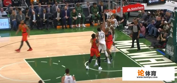 雄鹿和老鹰的常规赛中,字母哥在进攻端隔扣卡特,落地时还用眼神挑衅后者,你怎么看? 雄鹿和老鹰的常规赛中,字母哥在进攻端隔扣卡特,落地时还用眼神挑衅后者,你怎么看?