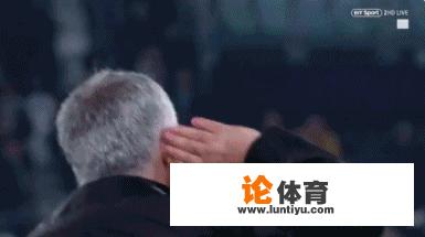 欧冠小组赛,曼联2-1尤文,穆帅冲进场内将手贴耳旁挑衅尤文球迷,赛后他会被罚款吗? 欧冠小组赛,曼联2-1尤文,穆帅冲进场内将手贴耳旁挑衅尤文球迷,赛后他会被罚款吗?