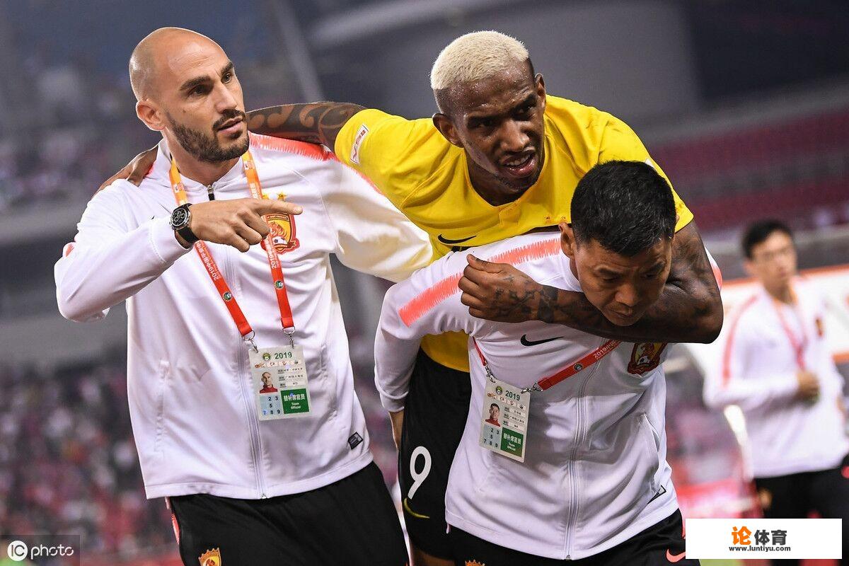 深圳FC队医心肺复苏昏厥的路人，中超赛场还有哪些“仁心仁术”的事件？