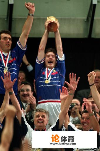 手游《足球大师》换球队球衣颜色怎么换? 手游《足球大师》换球队球衣颜色怎么换?