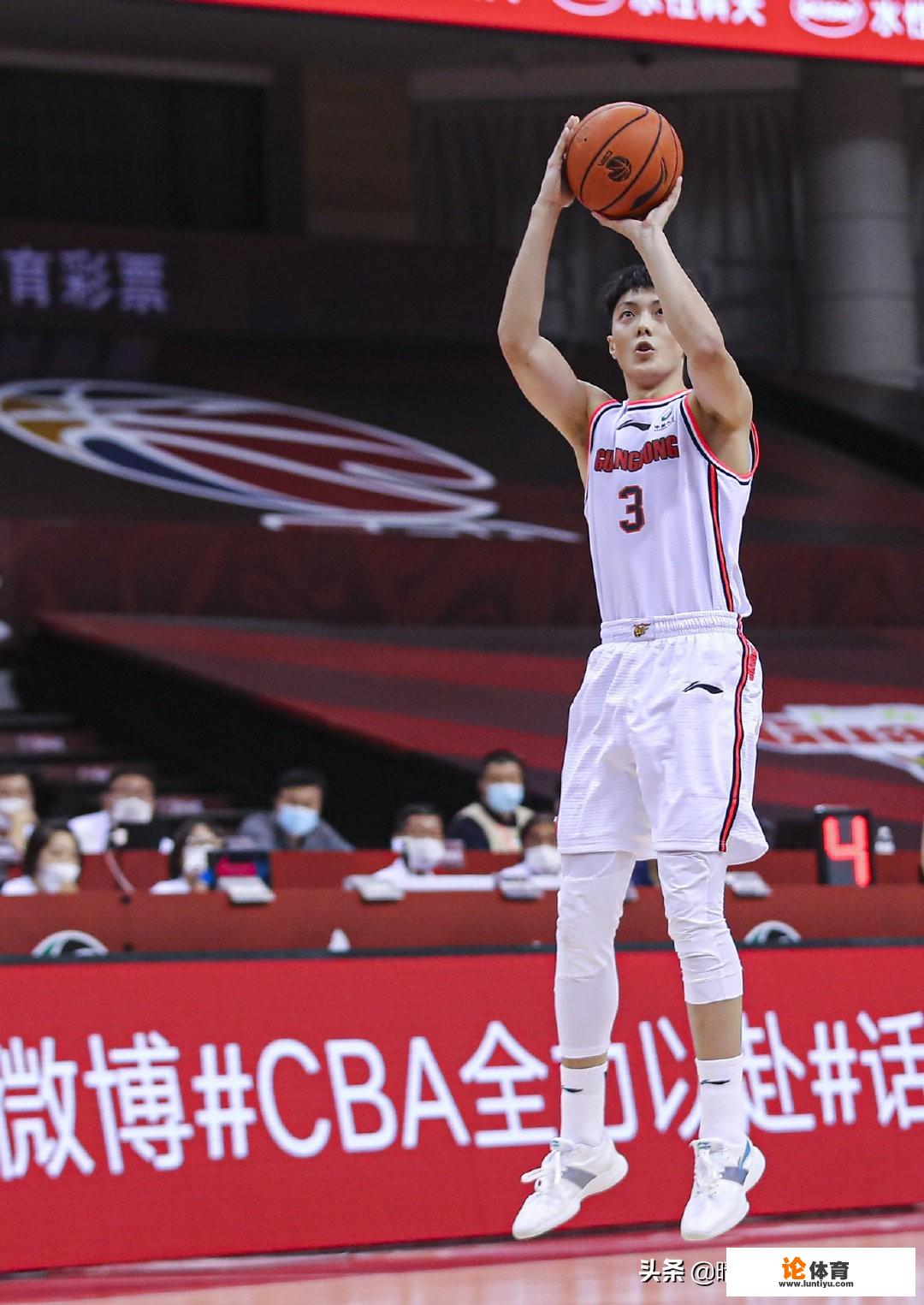 CBA第41轮广东队的胡明轩被判假摔，裁判判的对吗？