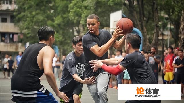 普通人和nba球星合影,身材会不会被秒杀? 普通人和nba球星合影,身材会不会被秒杀?