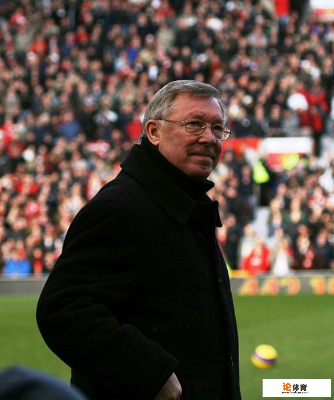 率领曼联获得三冠王头衔,并被白金汉宫授予爵士爵位的英超曼联主教练是谁? 率领曼联获得三冠王头衔,并被白金汉宫授予爵士爵位的英超曼联主教练是谁?