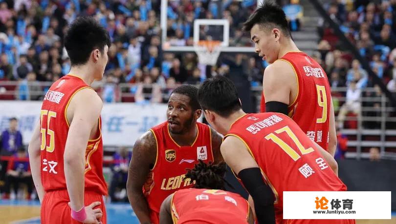CBA季后赛生死战,深圳外援遭拉手被裁判无视,遭对手撞翻反被喷假摔,你怎么看? CBA季后赛生死战,深圳外援遭拉手被裁判无视,遭对手撞翻反被喷假摔,你怎么看?