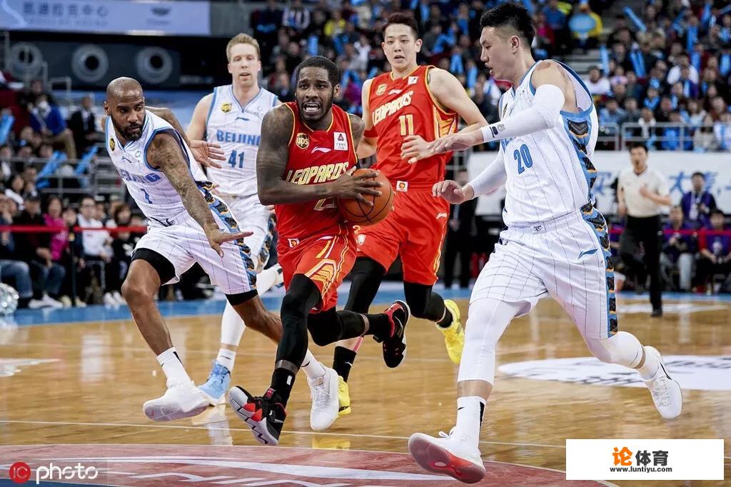 CBA季后赛生死战,深圳外援遭拉手被裁判无视,遭对手撞翻反被喷假摔,你怎么看? CBA季后赛生死战,深圳外援遭拉手被裁判无视,遭对手撞翻反被喷假摔,你怎么看?