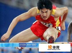 苏炳添亚运会领奖时披国旗跃上领奖台，为什么有人说他是在致敬刘翔？