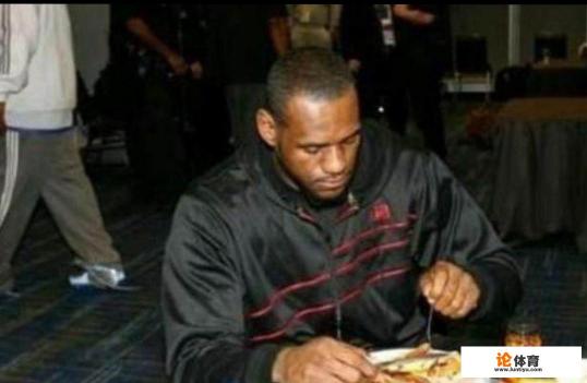 NBA球星举办中国行的时候都会体验一下当地美食,只有詹姆斯一直自带厨师,你怎么看? NBA球星举办中国行的时候都会体验一下当地美食,只有詹姆斯一直自带厨师,你怎么看?