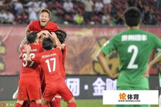 中超权健vs恒丰,贵州球员禁区摔倒,裁判未判点球反对其出示了黄牌,你怎么看? 中超权健vs恒丰,贵州球员禁区摔倒,裁判未判点球反对其出示了黄牌,你怎么看?