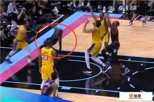 有个疑问,NBA球员球鞋是穿一场扔一双吗? 有个疑问,NBA球员球鞋是穿一场扔一双吗?