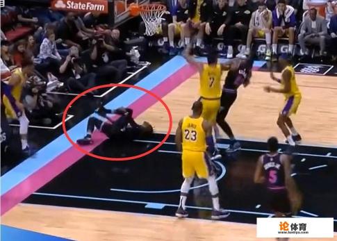 有个疑问,NBA球员球鞋是穿一场扔一双吗? 有个疑问,NBA球员球鞋是穿一场扔一双吗?