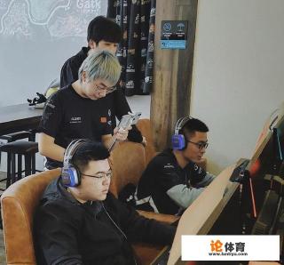 《绝地求生》FGS第二日，4AM韦神1串3灭17，CPT摩托骑射歼残敌，还有哪些精彩瞬间？