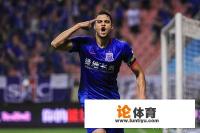 莫雷诺夺冠后坐在球门上与球迷庆祝,还激情抱起女记者!他是中超最超值外援吗? 莫雷诺夺冠后坐在球门上与球迷庆祝,还激情抱起女记者!他是中超最超值外援吗?