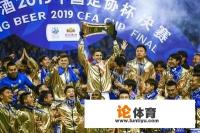 莫雷诺夺冠后坐在球门上与球迷庆祝,还激情抱起女记者!他是中超最超值外援吗? 莫雷诺夺冠后坐在球门上与球迷庆祝,还激情抱起女记者!他是中超最超值外援吗?