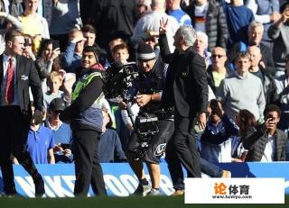 英超第9轮曼联2-2平切尔西,为什么穆里尼奥赛后暴怒并向蓝军球迷竖三根手指? 英超第9轮曼联2-2平切尔西,为什么穆里尼奥赛后暴怒并向蓝军球迷竖三根手指?