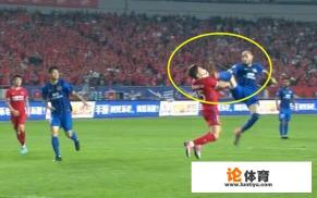 中超重庆VS江苏，主裁判罚点球，看回放后又改判为禁区任意球，这合理吗？