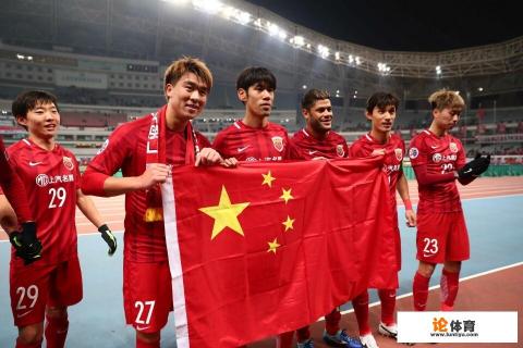 为什么中超广大球迷认为恒大总是受到足协和裁判偏袒？