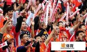 为什么中超广大球迷认为恒大总是受到足协和裁判偏袒？