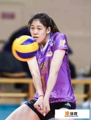 天津女排折戟常州陈友泉罕见发火，李盈莹脸色苍白冰敷额头，这二人到底怎么啦？