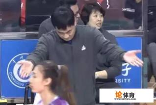 天津女排折戟常州陈友泉罕见发火，李盈莹脸色苍白冰敷额头，这二人到底怎么啦？