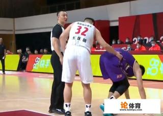 王少杰受伤，北控无人过来，仅对手王庆明搀扶，怎么看这暖心举动？