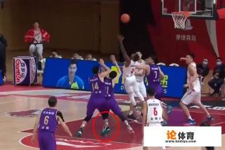 王少杰受伤，北控无人过来，仅对手王庆明搀扶，怎么看这暖心举动？