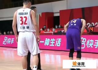 王少杰受伤，北控无人过来，仅对手王庆明搀扶，怎么看这暖心举动？