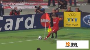 2005年欧冠决赛，上下半场比赛的反差为什么这么大？