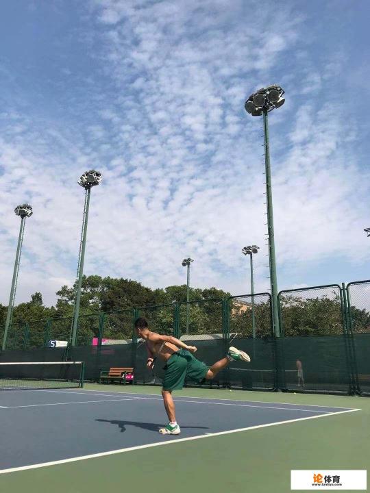 一年一度的法国网球公开赛的大幕就要拉开了,你觉得德约科维奇会继续神奇的表现吗? 一年一度的法国网球公开赛的大幕就要拉开了,你觉得德约科维奇会继续神奇的表现吗?