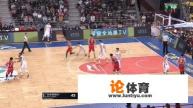 广东大胜八一,周鹏快攻得手王治郅在比赛当中怒砸战术板怒吼球员,你怎么看? 广东大胜八一,周鹏快攻得手王治郅在比赛当中怒砸战术板怒吼球员,你怎么看?