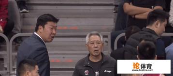 广东大胜八一,周鹏快攻得手王治郅在比赛当中怒砸战术板怒吼球员,你怎么看? 广东大胜八一,周鹏快攻得手王治郅在比赛当中怒砸战术板怒吼球员,你怎么看?