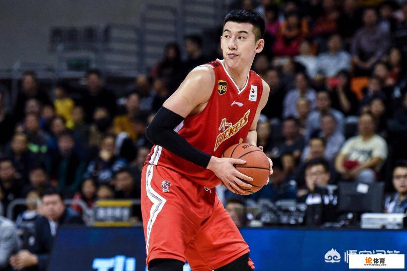 广东大胜八一,周鹏快攻得手王治郅在比赛当中怒砸战术板怒吼球员,你怎么看? 广东大胜八一,周鹏快攻得手王治郅在比赛当中怒砸战术板怒吼球员,你怎么看?