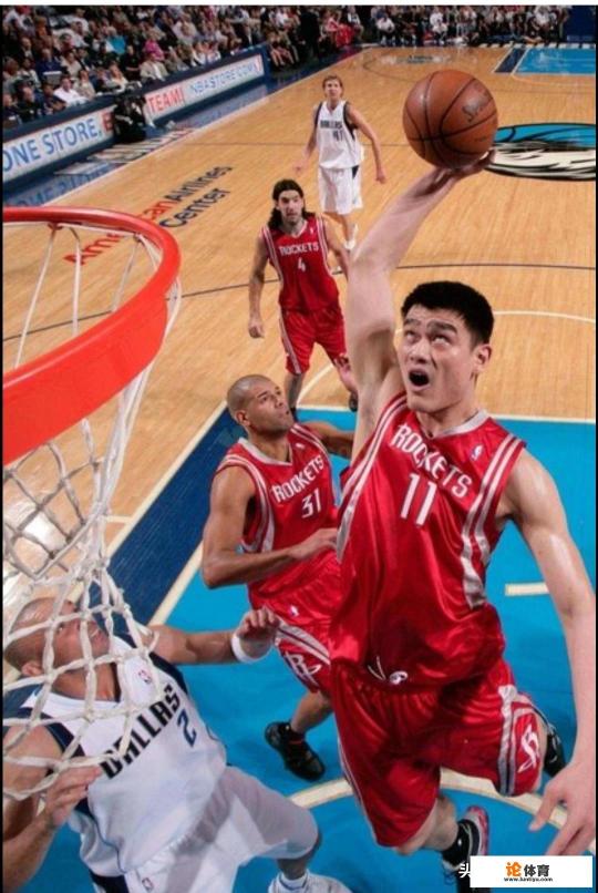 为何有人说姚明在部分比赛都是单手扣篮？这其中有哪些隐情？