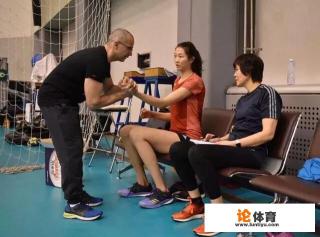 马蕴雯牵手Rett，中国女排更换意大利体能师大叔，你怎么看？