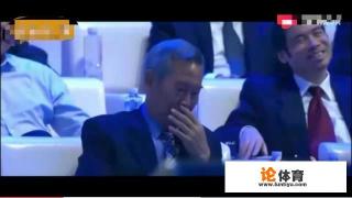 中超颁奖典礼张斌两次想抢徐根宝的话筒，帮徐根宝圆话，当时发生了什么？