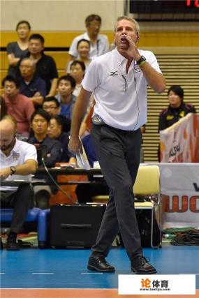 郎平指导在2019年女排世界杯比赛中从不带电子设备，这是执教风格滞后？还是另有其因？