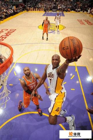连续两年夺冠的湖人，2011年为何会被小牛横扫出局？