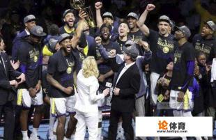 2018年总决赛MVP颁奖时，库里一直躲在人群中露出尴尬的笑容，具体是怎么一回事？